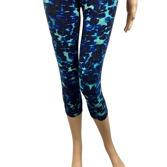 Athleta Chaturanga Blue Leopard Print Capri Leggings Size XS - Picture 3 of 7